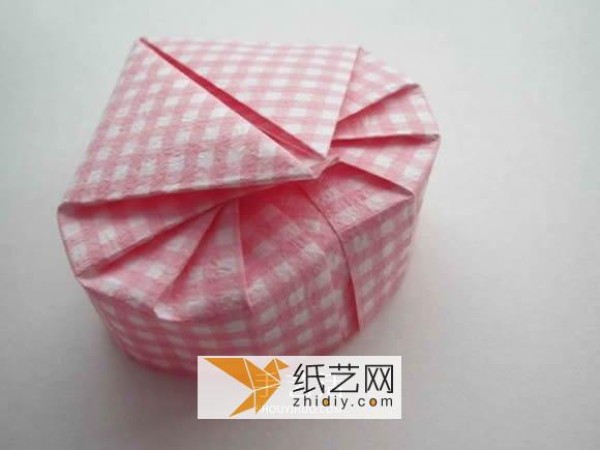 Illustrated tutorial on how to make a Valentine’s Day origami heart gift box