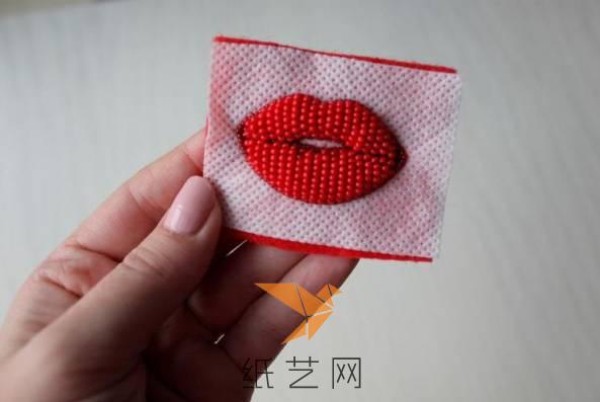 Tutorial on how to decorate a Valentine’s Day gift with red lip beads