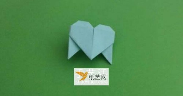 Simple triangular paper box folding method with love lock