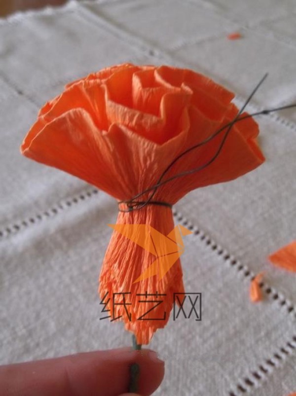 Tutorial on how to make beautiful crepe paper artificial flowers, paper art flowers, artificial carnations and Mother’s Day gifts.