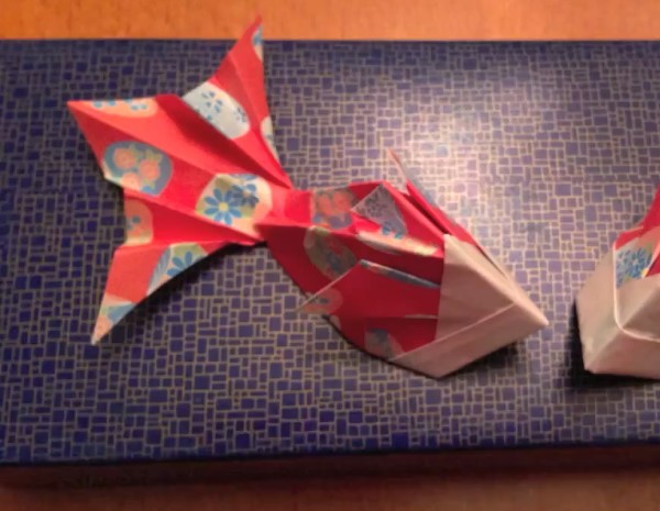 Simple origami goldfish three-dimensional handmade origami tutorial