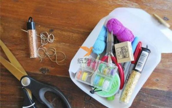 Tutorial on turning waste into treasure by using a clean storage box made from a large plastic bottle after drinking.