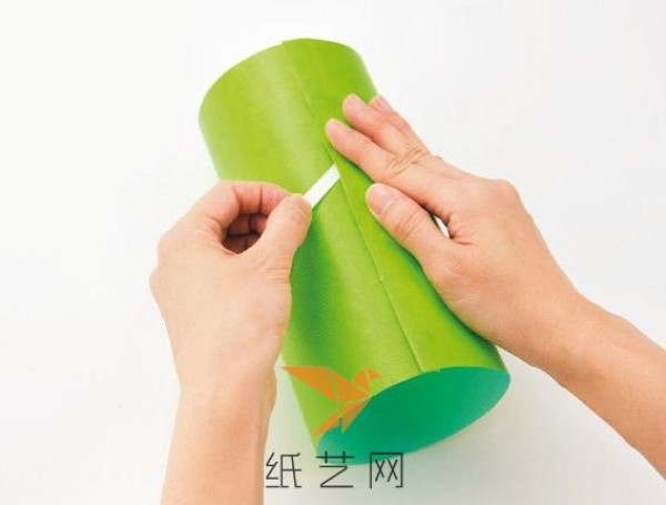 Simple and beautiful tutorial on wrapping cylindrical gifts