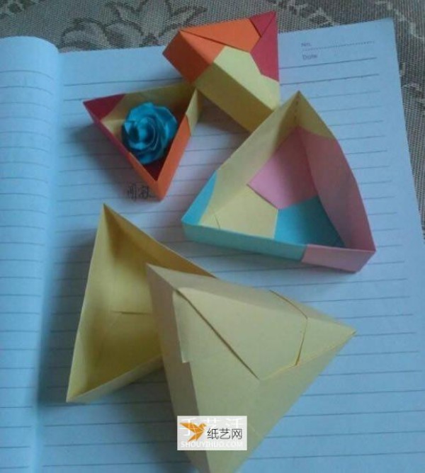 Illustrated tutorial on how to fold a triangular paper box with lid