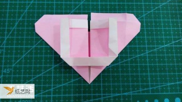 Hand-folded Valentines Day LOVE heart-shaped origami illustration tutorial