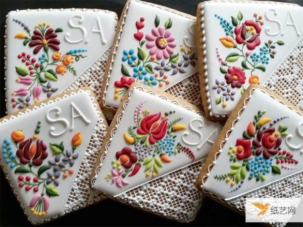 Anyone who looks at this picture will be reluctant to eat the ultra-delicate hand-painted frosted cookies