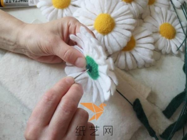 Tutorial on how to make a fresh wool felt daisy flower arrangement in spring