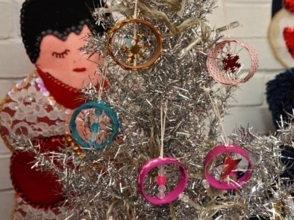 DIY tutorial on making Christmas tree decorations from waste paper tubes