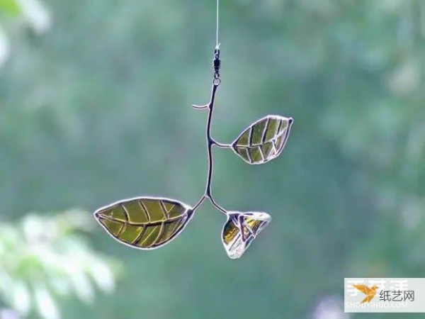 Picture of using waste wine bottles to make personalized glass leaf pendants