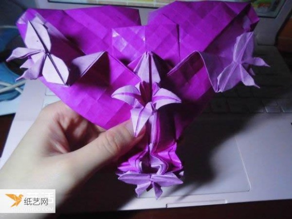 Very creative step-by-step illustration of Dielianhua heart origami