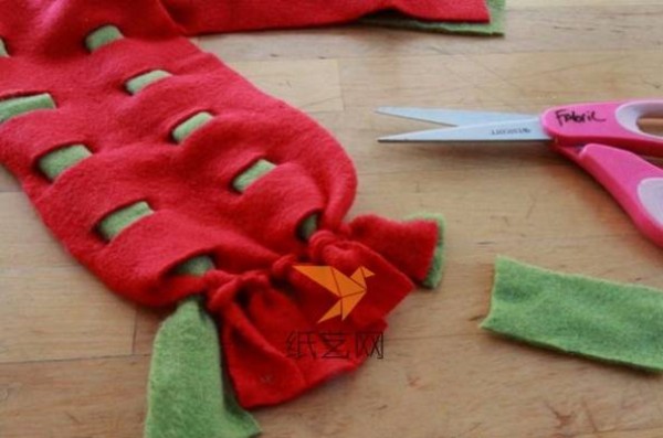 DIY a super warm scarf for your baby using wool cloth