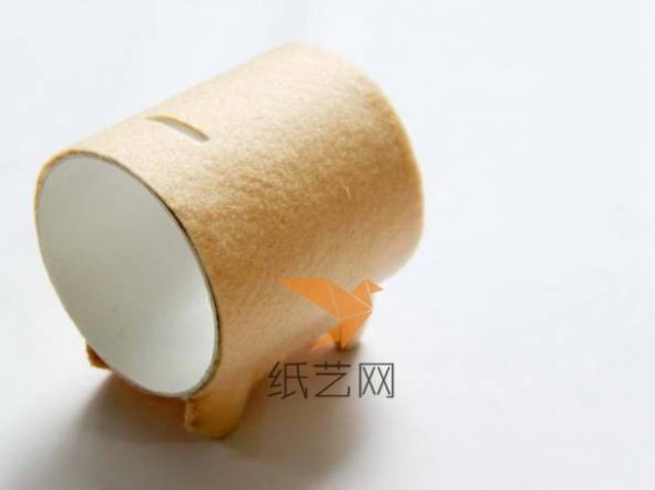 Tutorial on making a cute piggy bank from toilet paper tube waste