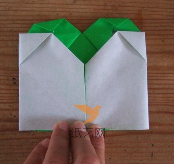 A step-by-step tutorial on how to make an origami four-leaf clover