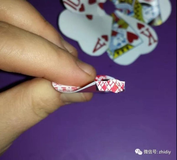 Tutorial on making playing card flowers (illustrated tutorial)