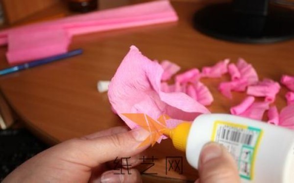 Tutorial on making beautiful crepe paper roses