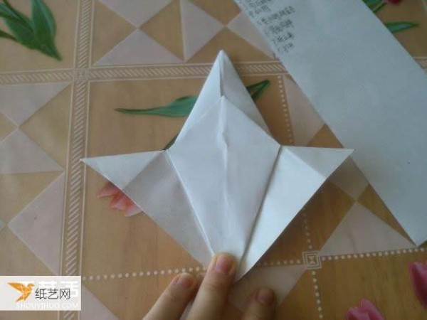 Step-by-step illustration of how to use origami to fold a cute grand piano