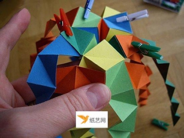 Illustration of the specific steps of folding beautiful paper balls