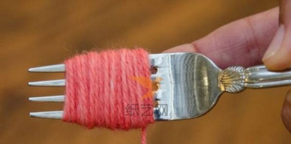 Use a fork to make yarn pom-pom balls