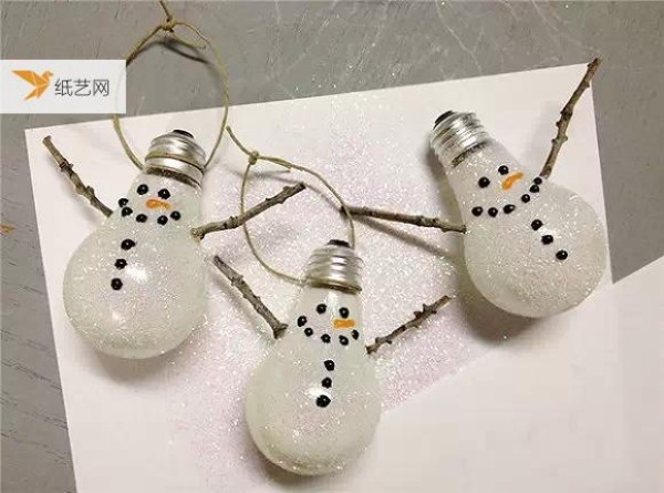 Old light bulbs can also be made into crystal clear vases, fish tanks, and little snowmen! Tutorial on turning waste into treasure