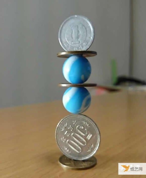 A difficult balance game where masters use coins to challenge the stacking limit