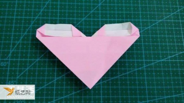 Hand-folded Valentines Day LOVE heart-shaped origami illustration tutorial