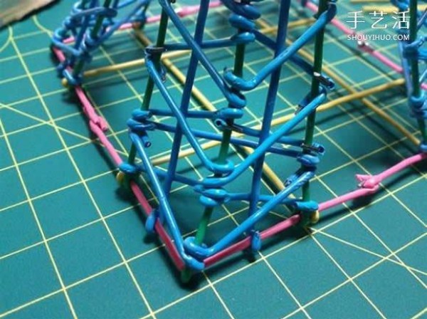 Tutorial on making a model of the Eiffel Tower using paper clips