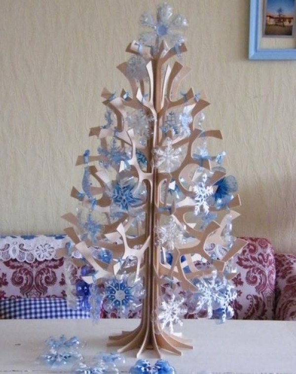 Tutorial on using waste beverage bottles to make snowflake Christmas tree decorations