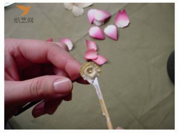 Tutorial on turning waste into treasure Tutorial on making beautiful flowers made from wood shavings