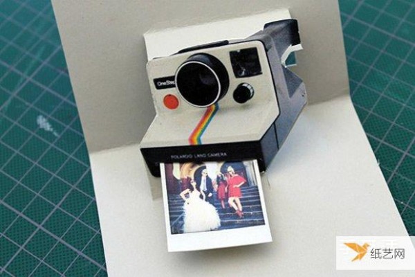 Illustrated steps on how to make a Polaroid camera 3D greeting card by yourself