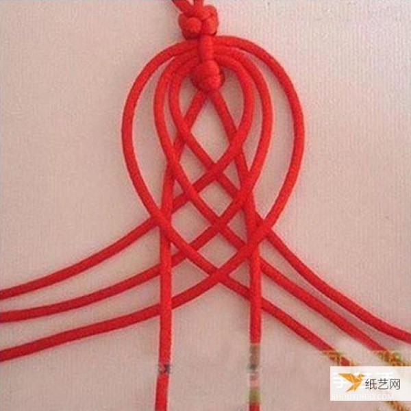 Illustration of how to weave a Chinese style red rope bracelet