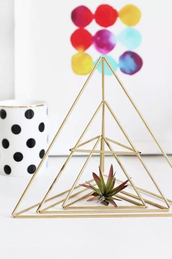 A few straws or metal pipes can make a succulent flower stand