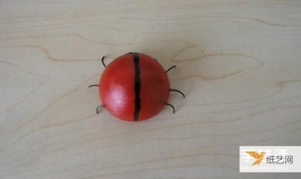 A simple craft method for young children to use table tennis balls to make seven-star ladybugs