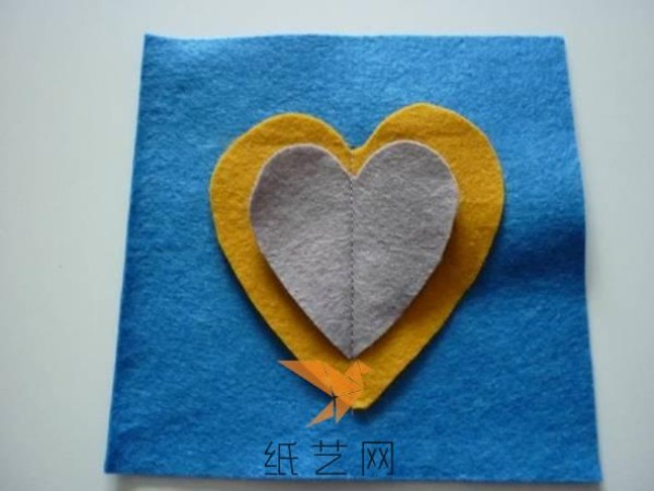 Making a beautiful Valentine’s Day style heart-shaped non-woven pillowcase