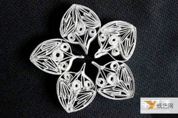 Illustrated tutorial on how to creatively make snowflakes by hand using rolling paper cores