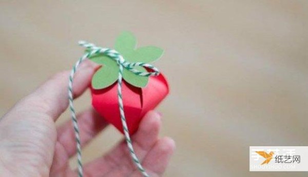 Illustration of the hand-made method of strawberry-shaped wedding candy packaging box