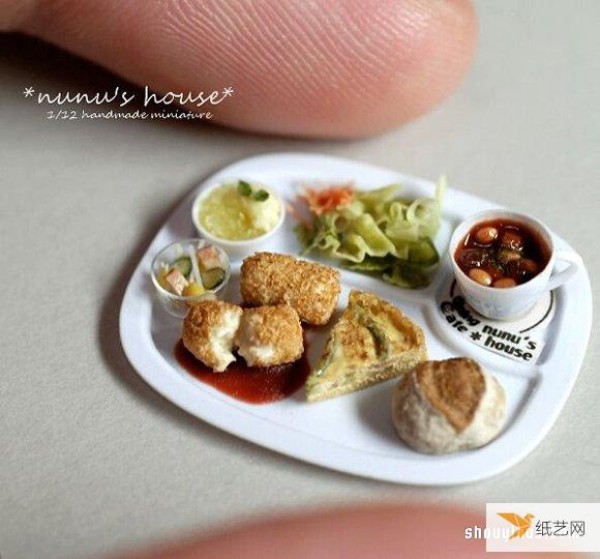 Use polymer clay to create miniature food models that are unique and difficult to distinguish between real and fake.