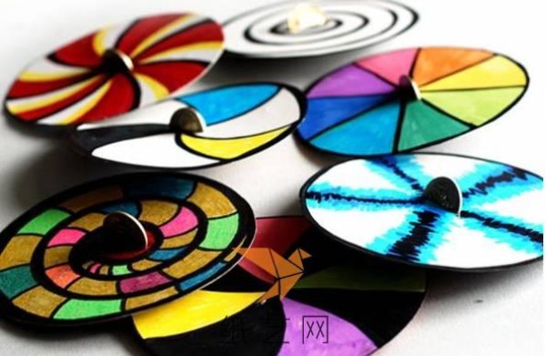 Simple colorful childrens handmade spinning top making tutorial, suitable for lower grade childrens awareness of colors