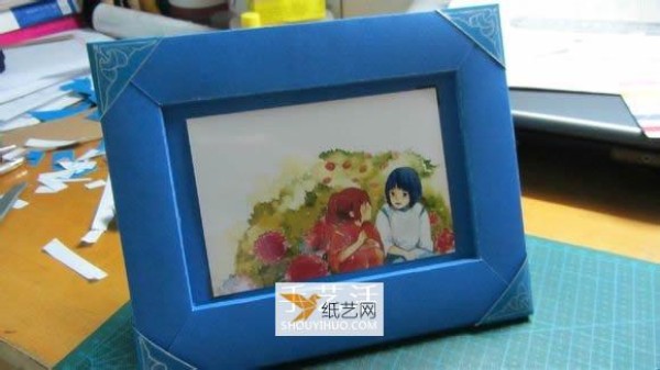 Illustration of how to make your own personalized paper photo frame