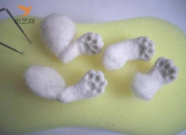 Tutorial on wool felt and you may accidentally mistake it for real wool felt. Tutorial on making a sleeping cat in wool felt.