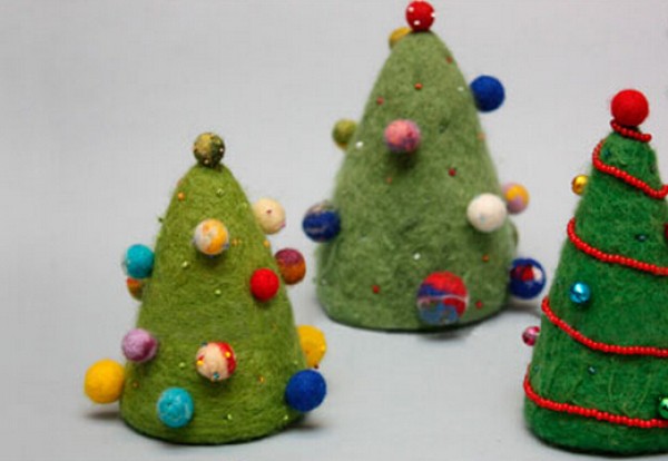 Illustrated tutorial on how to make cute Christmas tree decorations by wet felting with wool felt