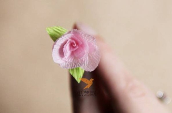 Illustrated handmade paper craft tutorial for quickly making paper flowers using crepe paper toothpicks