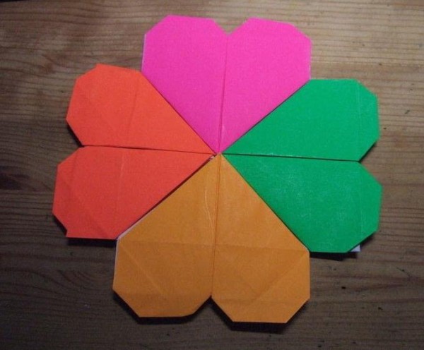 A step-by-step tutorial on how to make an origami four-leaf clover