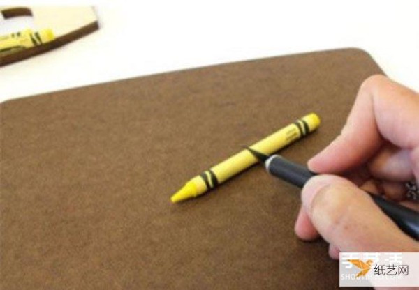 Toddlers use crayons to make simple handmade letter decoration pendants