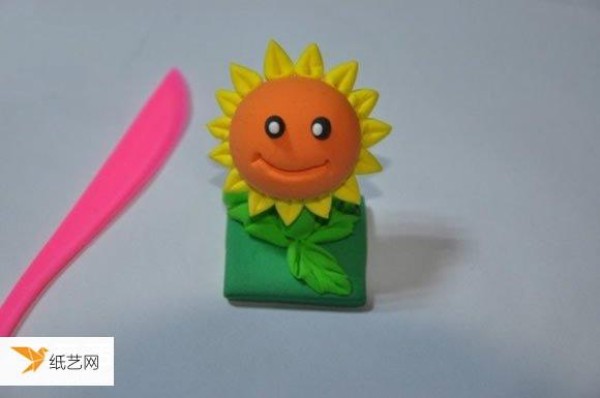 Use ultra-light clay to create a personalized Plants vs. Zombies sunflower illustration