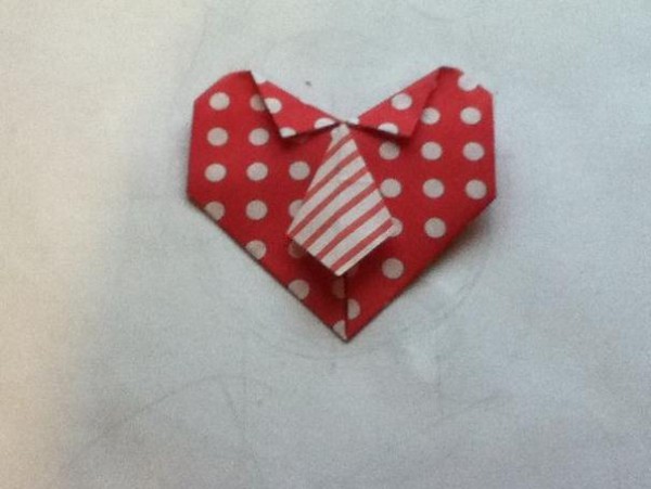 Tutorial on how to make a beautiful origami heart with a tie