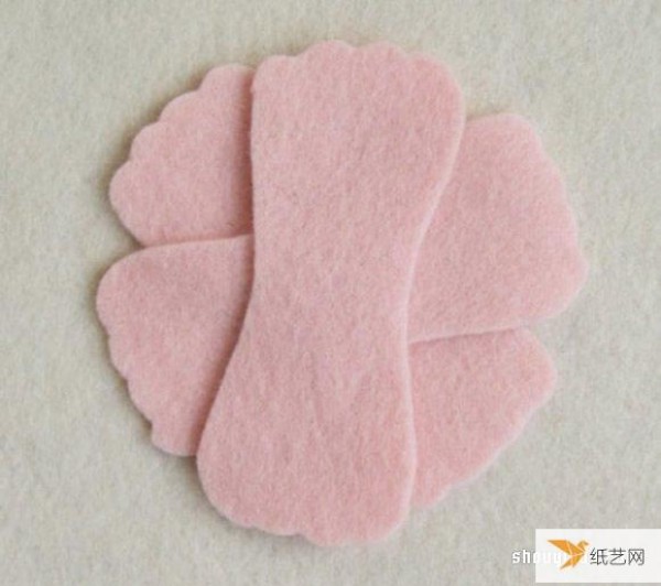 Illustration of how to make a very cute little flower handmade fabric refrigerator magnet