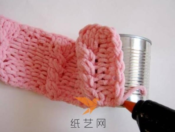 Tutorial on making a pink crochet storage tube for New Year’s gifts