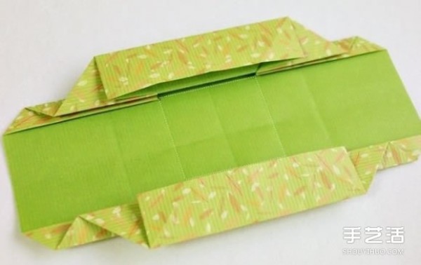 A very simple illustrated folding method for making a rectangular gift box