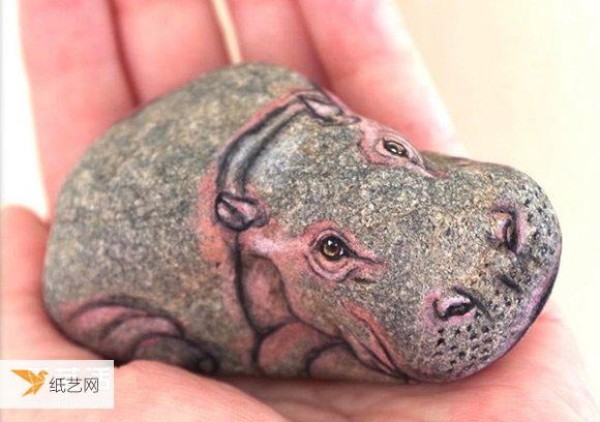 Artists draw realistic forms of animals to fully demonstrate the beauty of stone paintings