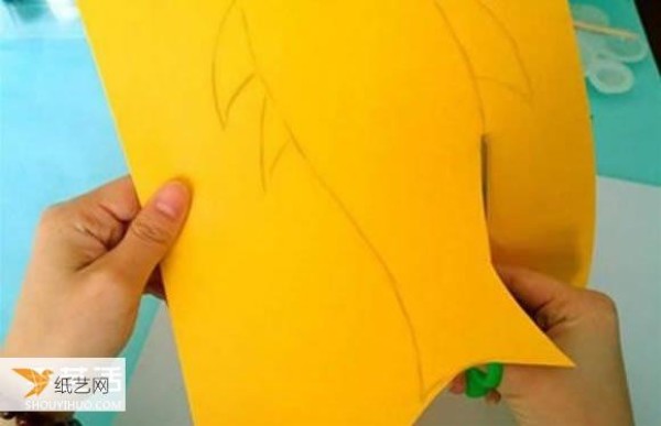 A very simple hand-made method for children to paste fish on cardboard